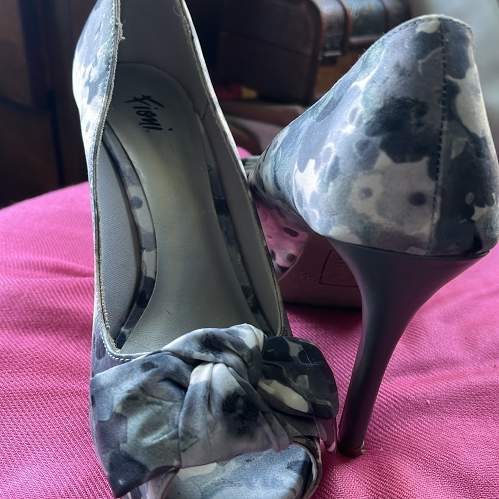 Shoes - Picture 4 of 6